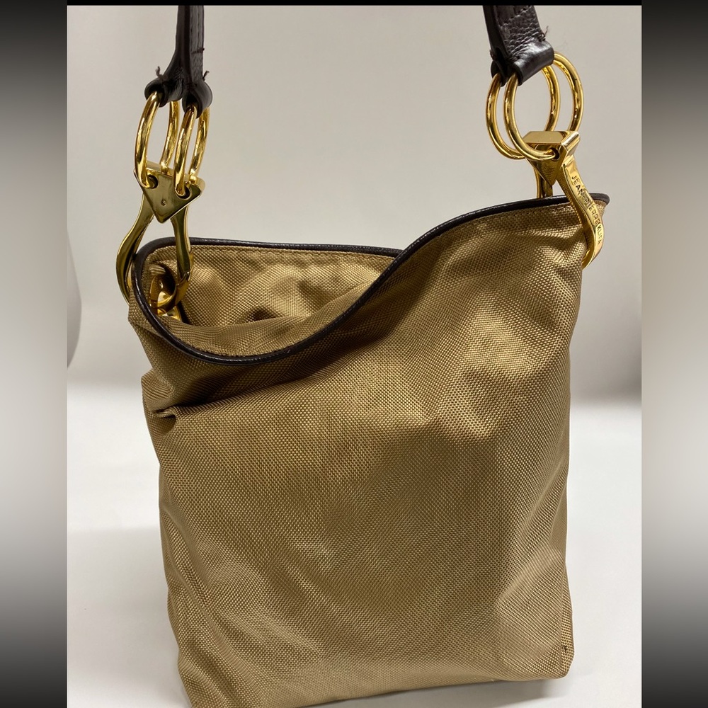 Jeanne Pierre Klifa is a bucket bag.